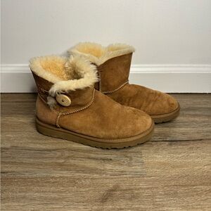 UGG Mini Bailey Button